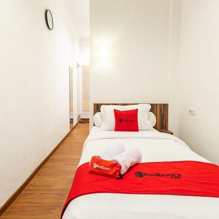 Готель Reddoorz @ Binjai Екстер'єр фото